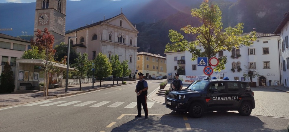 Il venditore ambulante si finge badante per ottenere il permesso di soggiorno: denunciate due persone a Salorno